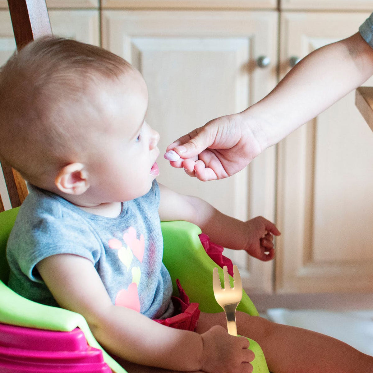 Baby Food In Restaurant - Roestvrijstalen vork met drie tanden, gepolijst,